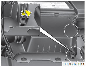 1. Loosen the air cleaner cover attaching clips and open the cover.